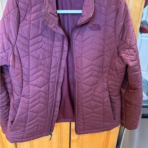 The North Face Women's Puffer Jacket - Burgundy